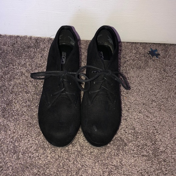 Shoes - Picture 2 of 3